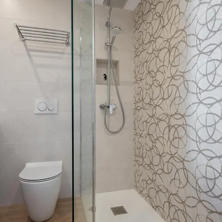 Les Orangers, Avec Coin Nuit, Incroyable Vue Sur La Et La Mer, Parking * Menton