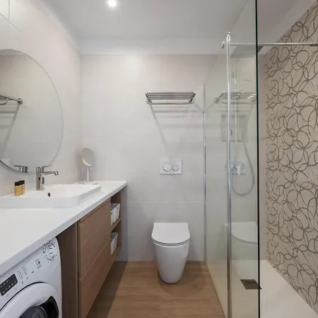 Les Orangers, Avec Coin Nuit, Incroyable Vue Sur La Et La Mer, Parking * Menton