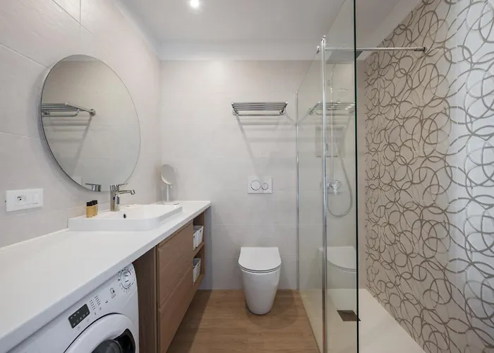 Les Orangers, Avec Coin Nuit, Incroyable Vue Sur La Et La Mer, Parking * Menton